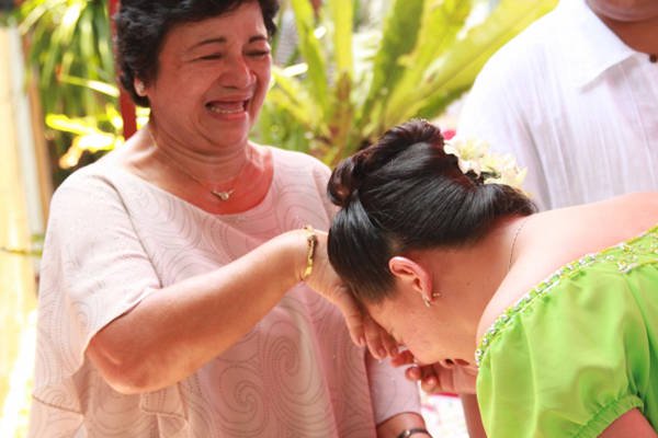 Ở Philippines, người ta tỏ lòng kính trọng người lớn tuổi bằng cách đưa tay họ lên trán, cúi gập người, nghi thức này gọi là Mano.