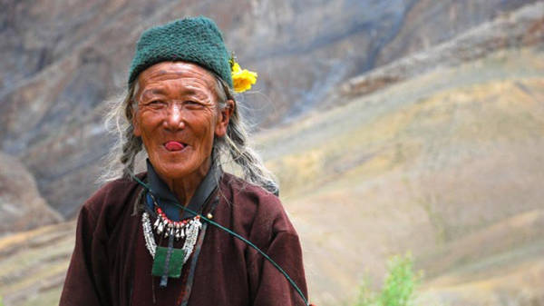 Người Tây Tạng có cách chào hỏi dễ thương nhất, họ sẽ thè lưỡi ra để chào khách. Đây là một nghi lễ truyền thống rằng, họ đang chứng tỏ mình không phải là một con quỷ dữ trong truyền thuyết.