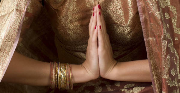 Người Ấn Độ sử dụng nghi lễ Namaste khi chào người khác, đó là cách chắp bàn tay thẳng 90 độ so với cổ tay, các ngón tay hướng lên trên.