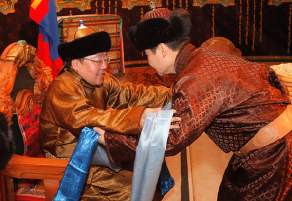 Không chỉ chào hỏi bằng lời nói, người Mông Cổ còn tặng nhau chiếc khăn hada như một lễ nghi không thể thiếu khi gặp mặt. Người được tặng sẽ cung kính cầm 2 tay để nhận món quà.