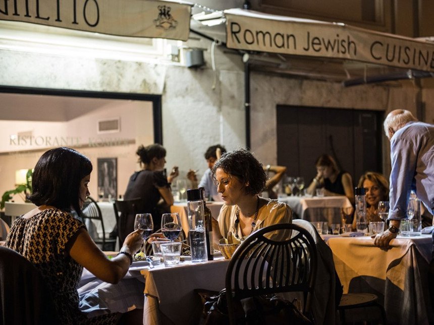 Italy: Ở Italy, có một quy tắc gọi là "pane e coperto", theo đó khách hàng phải trả một khoản phụ phí trước khi bước vào quán bar hoặc nhà hàng. Ngày nay, "pane e coperto" không còn phổ biến, thậm chí là bất hợp pháp tại một số khu vực, du khách đến các nhà hàng Italy có thể gặp "servizio" hoặc phí dịch vụ được thêm vào hóa đơn. Ảnh: Giorgio Cosulich/Getty Images.